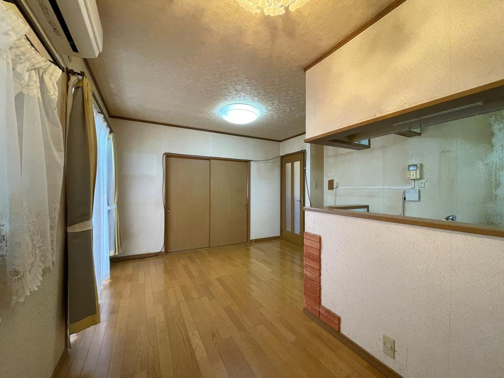 明石市魚住町長坂寺戸建の居間・リビング|【LDK/約15.0帖】
LDK横に、一体利用可能な和室が設置されています。和室に寝転がったり、リビングのソファで寛いだり、ご家族がそれぞれの時間を過ごしていても、どこか繋がりが感じられます。