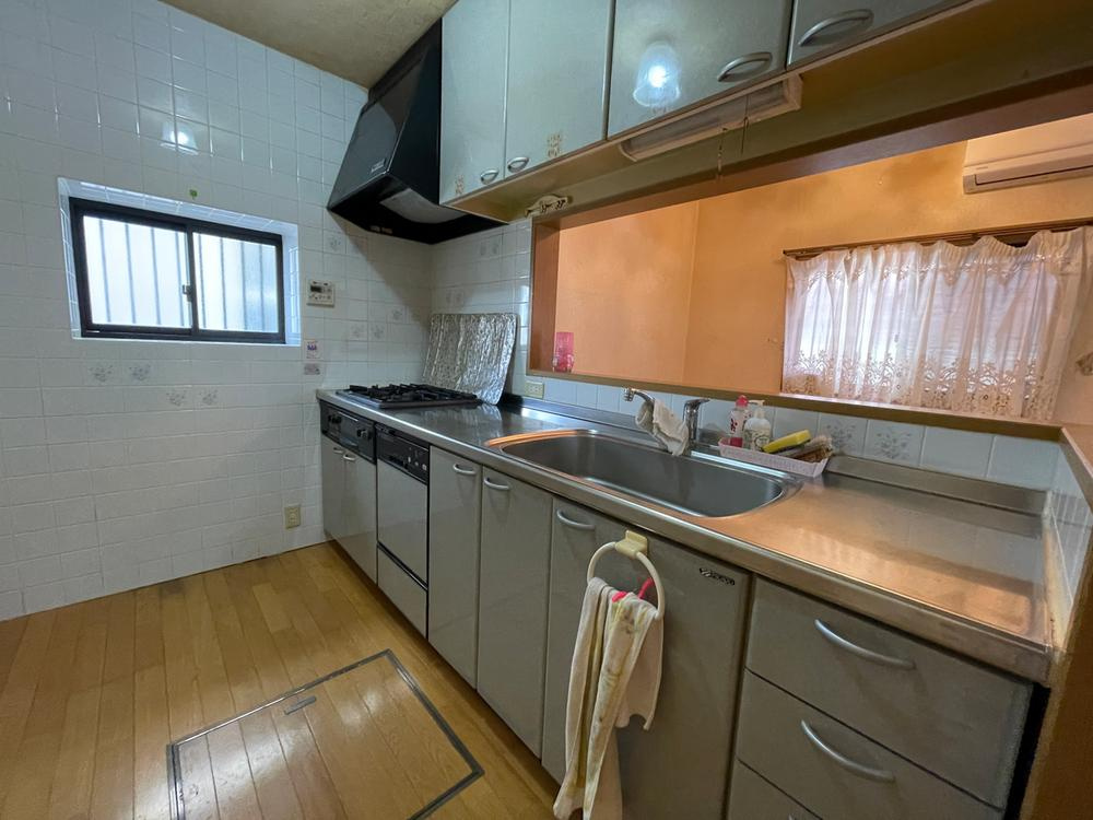 明石市魚住町長坂寺戸建のキッチン|【キッチン】
夫婦やお子様と並んで作業も可能な、ゆとりあるキッチン。上下収納に加え、床下収納が備わっており、備蓄品の保管にも役立ちます。