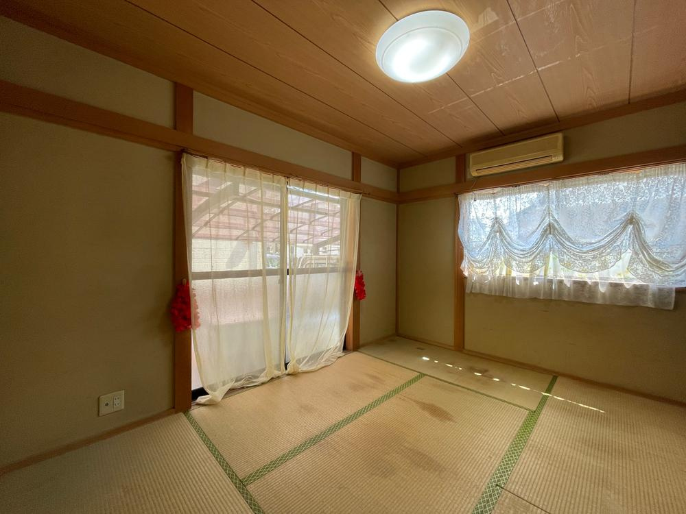 明石市魚住町長坂寺戸建の和室|【1階和室/約6.0帖】
南・東の2面採光が確保された、約6.0帖の和室です。廊下とLDKの2WAYアクセスが可能で、客間としても使いやすい空間です。