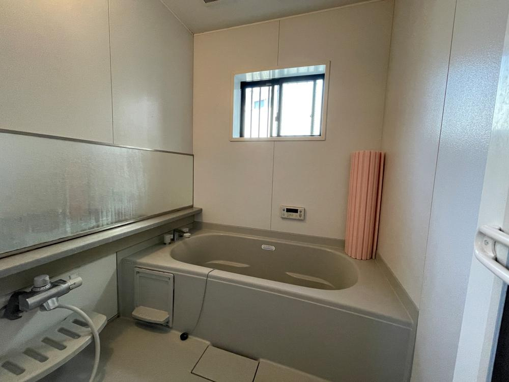 明石市魚住町長坂寺戸建の浴室|【浴室】
ワイドミラーが採用された浴室です。ゆったりとした浴槽で、1日の疲れを癒やすことができます。小窓が付いており、入浴後や清掃時に自然換気が可能です。