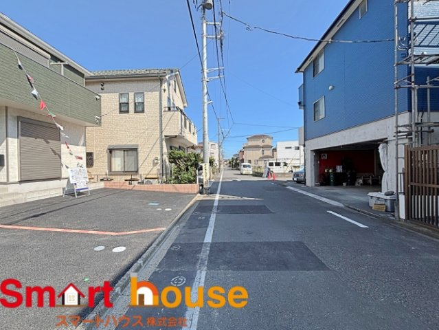 相模原市中央区千代田　新築3棟の前面道路含む現地写真|お住まいの前面道路が広いと駐車が楽になり、陽当たりも遮られないので明るく居心地の良いお家になります♪