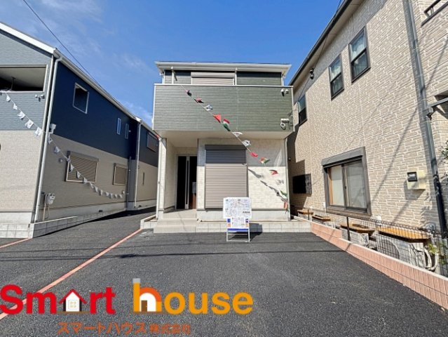 相模原市中央区千代田　新築3棟の外観|外壁が周囲の街並みと青空に生えるお洒落な仕上がり！周囲には高い建物のないエリア。青い空が大きく感じますね。