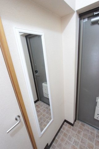 ほら貝ビレッジの設備|玄関には姿見がついています。