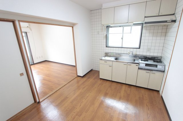 ほら貝ビレッジの居間・リビング|窓のある明るいダイニングです。