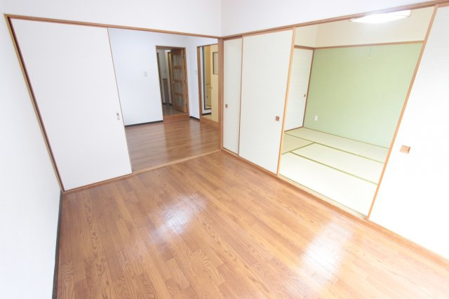 ほら貝ビレッジの洋室|洋室から和室へ続いています。