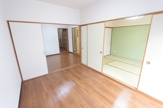 ほら貝ビレッジの居間・リビング|洋室から和室に続いています。