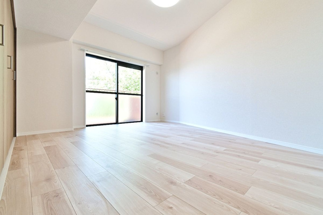 【洋室】 | ライオンズマンション長丘ガーデン弐番館 | 8.5帖の洋室。広々としており主寝室におすすめです