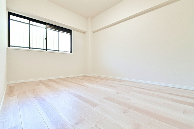 【洋室】 | ライオンズマンション長丘ガーデン弐番館 | 6.5帖の洋室。収納力に優れたウォークインクローゼット付きなので居住スペースは広くお使いいただけます