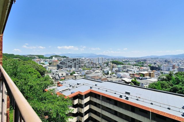 【展望】 | ライオンズマンション長丘ガーデン弐番館 | 前面はさえぎる高層ビルもなく、美しい青空の眺望が広がります