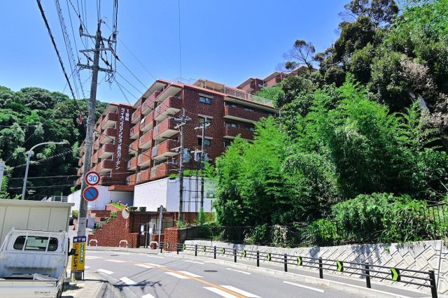 【外観】 | ライオンズマンション長丘ガーデン弐番館 | 7月にリフォーム済で気持ちよく新生活を始められます。近隣の駐車場確保済みで車をお持ちの方でも安心です