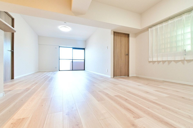 【居間・リビング】 | ライオンズマンション長丘ガーデン弐番館 | 南東向きのバルコニーに面したリビングは陽当り良好で、みんなで過ごす空間をより居心地良くしてくれます