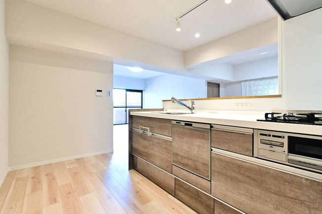 【キッチン】 | ライオンズマンション長丘ガーデン弐番館 | お料理をしながら会話を楽しめるカウンターキッチンです。食洗機付きで後片付けも楽々