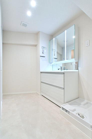 【独立洗面台】 | ライオンズマンション長丘ガーデン弐番館 | 三面鏡裏収納付きの洗面台で、散らかりがちな洗面回りもすっきりと片付きます