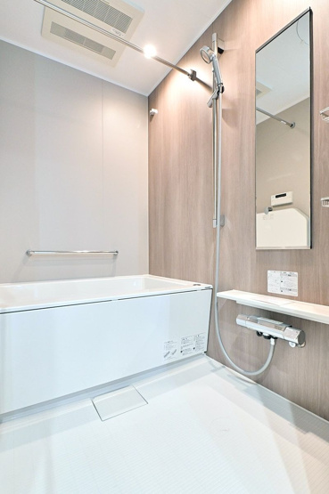 【浴室】 | ライオンズマンション長丘ガーデン弐番館 | 雨の日でも洗濯に困らない浴室乾燥機、いつでも暖かいお風呂に入れる追い焚き機能付きのバスルーム