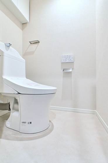 【トイレ】 | ライオンズマンション長丘ガーデン弐番館 | 冬は便座も温水も温かく快適なシャワー付トイレ。上部には収納を設置◎