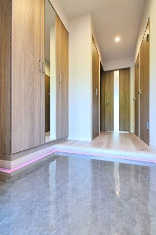 【玄関】 | ライオンズマンション長丘ガーデン弐番館 | 玄関には収能力の高いシューズボックスと姿見までセットされています
