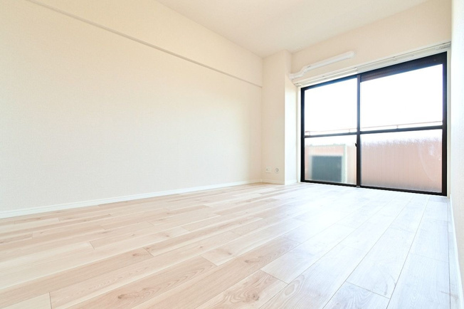 【洋室】 | ライオンズマンション長丘ガーデン弐番館 | 6.9帖の洋室。バルコニーに面した明るいお部屋で換気や採光ばっちりです