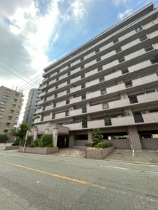 【外観】 | 敷地内駐車場に空きがあるので車をお持ちの方でも安心です。柚須駅まで8分とアクセスが良いのも魅力です