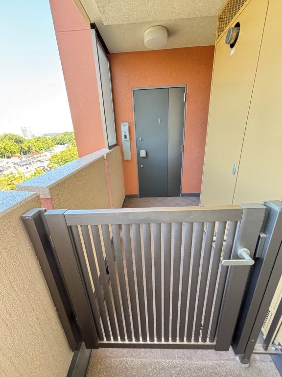 角住戸ならではの独立性の高い玄関ポーチ