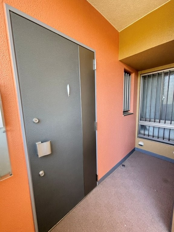 玄関前にはベビーカーやショッピングカート等を置けるスペースが有ります。