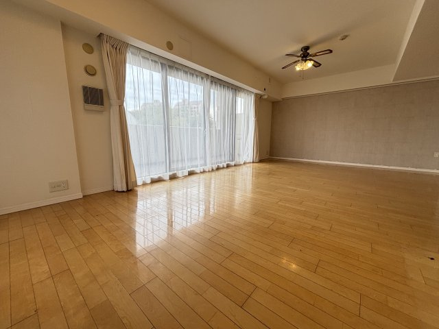 リビングからせせらぎ緑道を見渡す事が出来ます。