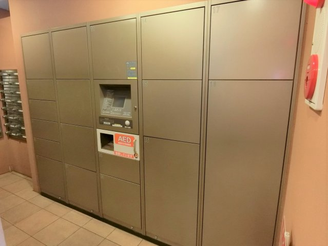 留守中の荷物の受け取りに便利な宅配ボックス。ノンタッチキーをかざすだけで開けられます。