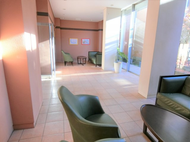 待ち合わせや歓談などにご利用頂ける１階ラウンジ。