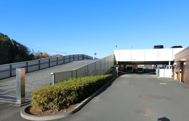 チェーンゲートを利用した2層3段の自走式駐車場です。