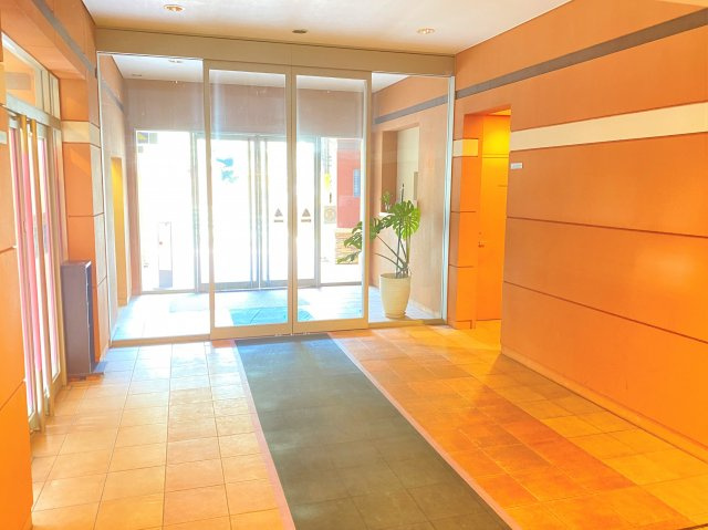 建物1階エントランスには、カメラ付きオートロックで防犯面でも安心です。