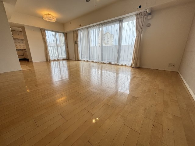 窓が多く明るいリビングです。