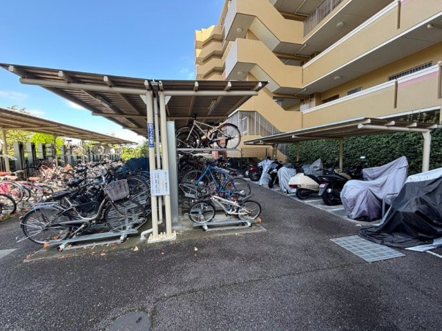 2段式の屋根付き自転車置場。自転車・バイク・ミニバイク専用の出入口も設けています。