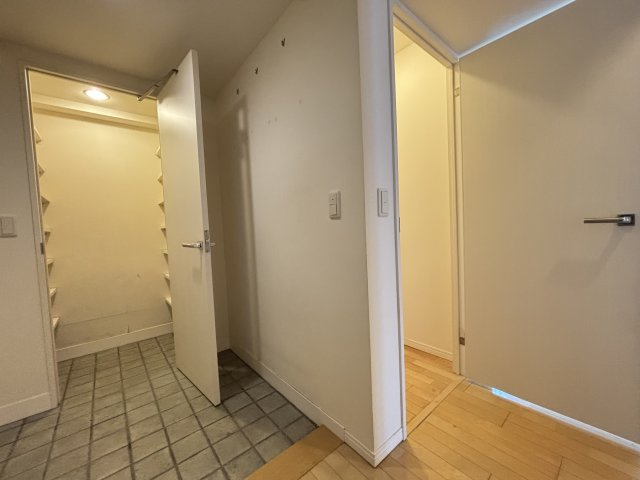 玄関には下駄箱、シューズインクローゼット、納戸が有ります。