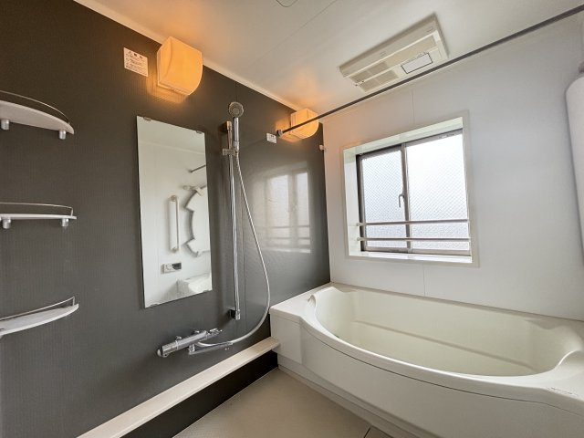 窓が有る1620サイズの浴室