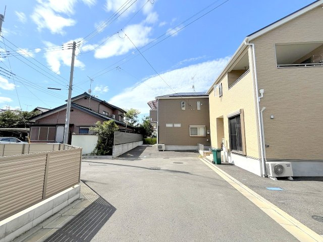 あきる野市平沢　中古戸建の前面道路含む現地写真