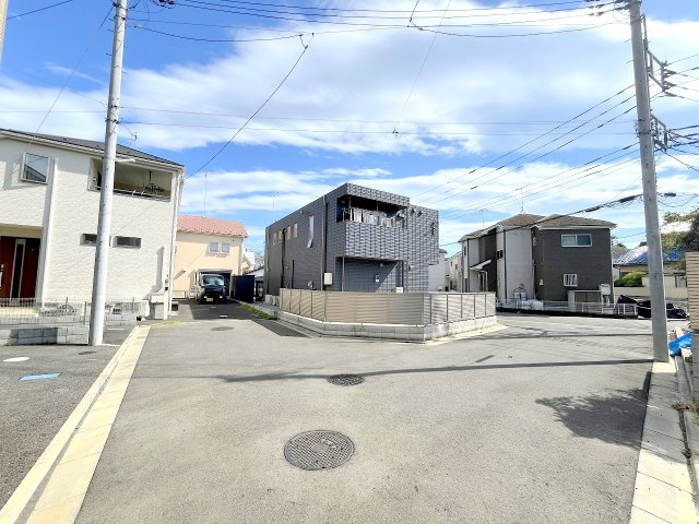 あきる野市平沢　中古戸建の前面道路含む現地写真