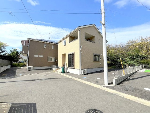 あきる野市平沢　中古戸建の前面道路含む現地写真