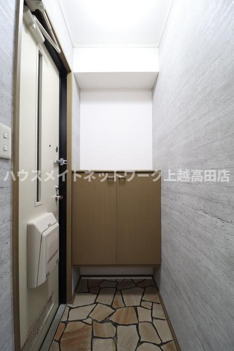 ロイヤルガーデン子安 Ａの玄関|玄関・シューズボックス