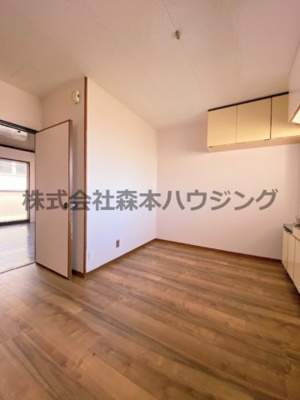 【居間・リビング】 | 　レジデンス東門真 | ※同タイプ別室の写真となります。
　イメージとしてご覧ください。
　設備内容など相違がある場合あくまで現状優先となります。