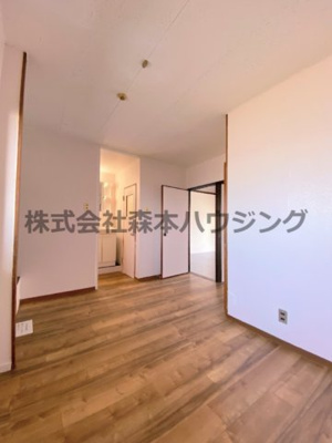 【居間・リビング】 | 　レジデンス東門真 | ※同タイプ別室の写真となります。
　イメージとしてご覧ください。
　設備内容など相違がある場合あくまで現状優先となります。