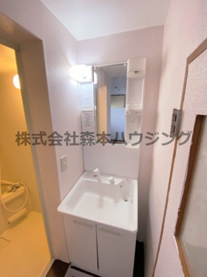 【独立洗面台】 | 　レジデンス東門真 | ※同タイプ別室の写真となります。
　イメージとしてご覧ください。
　設備内容など相違がある場合あくまで現状優先となります。