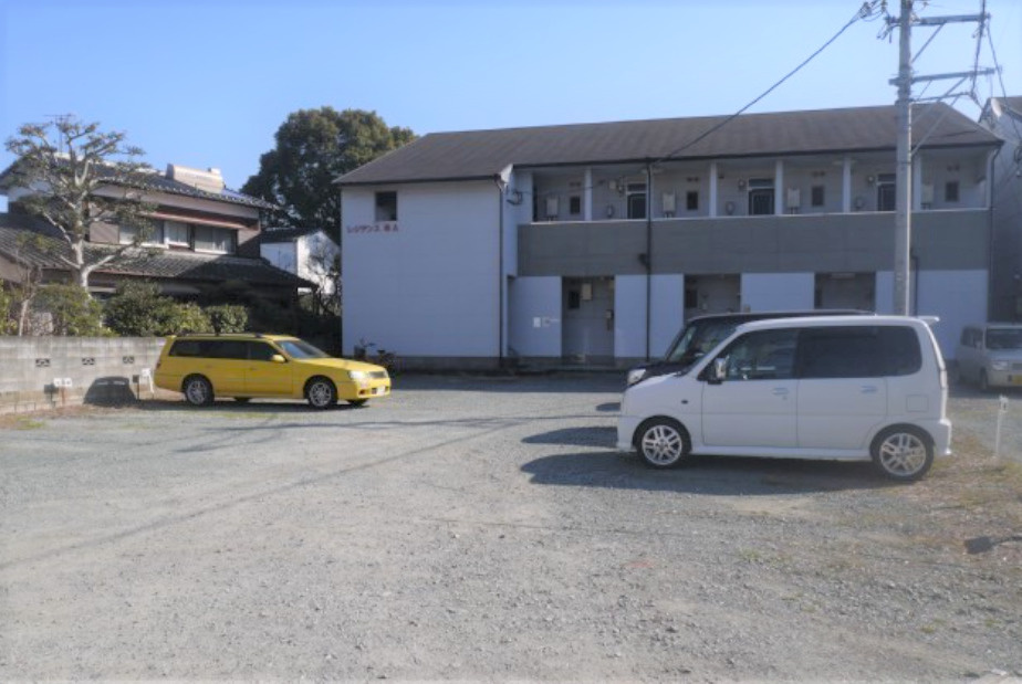 久留米市津福本町のアパートの駐車場|カースペースがあります