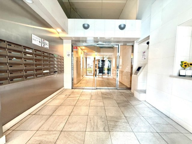 フェリズ横浜公園のエントランス|開放感あるエントランスホール。メールボックスも整備され、住まう方を心地よく迎え入れます。