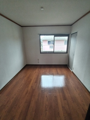 玄関側の6帖洋室です♪