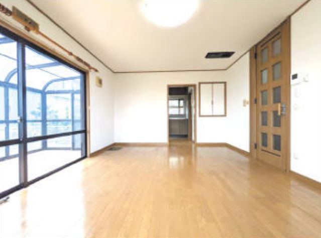 厚木市棚沢　中古戸建の居間・リビング|こちらのリビングで趣味の時間をお楽しみください