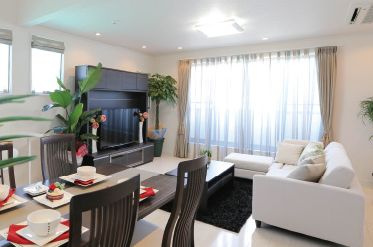 大井町上大井新築戸建て　1号棟の居間・リビング|ゆったり過ごせる居間です同仕様