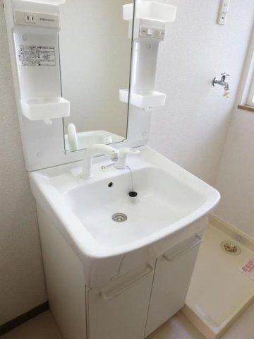 メゾン．ド　ファミーユＢの洗面所|ゆったりとスペースのある洗面所