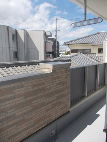 パーク　アクシスＥＡＳＴ　Ｃのバルコニー|外からの目が気にならないバルコニーで洗濯物が干せます