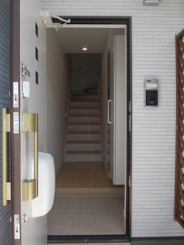 パーク　アクシスＥＡＳＴ　Ｃの玄関|収納もある玄関です