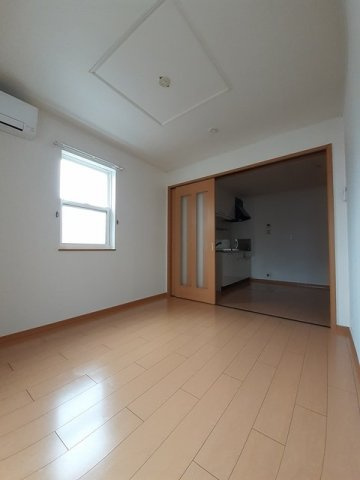 メゾンドフラン　イシカラＡの居間・リビング