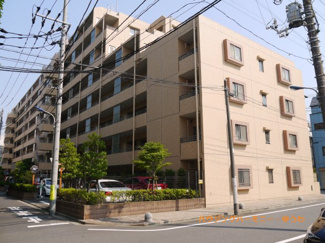 【外観】 | モダンでスタイリッシュな印象を与えるライトブラウンを基調とした外観。